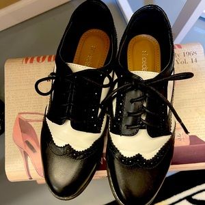Women’s saddle shoes